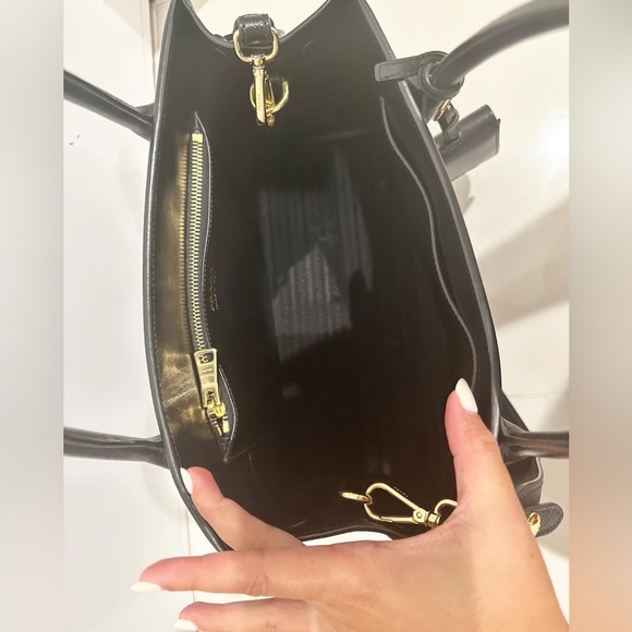 Prada Monochrome medium Saffiano Bag - Picture 4 of 8